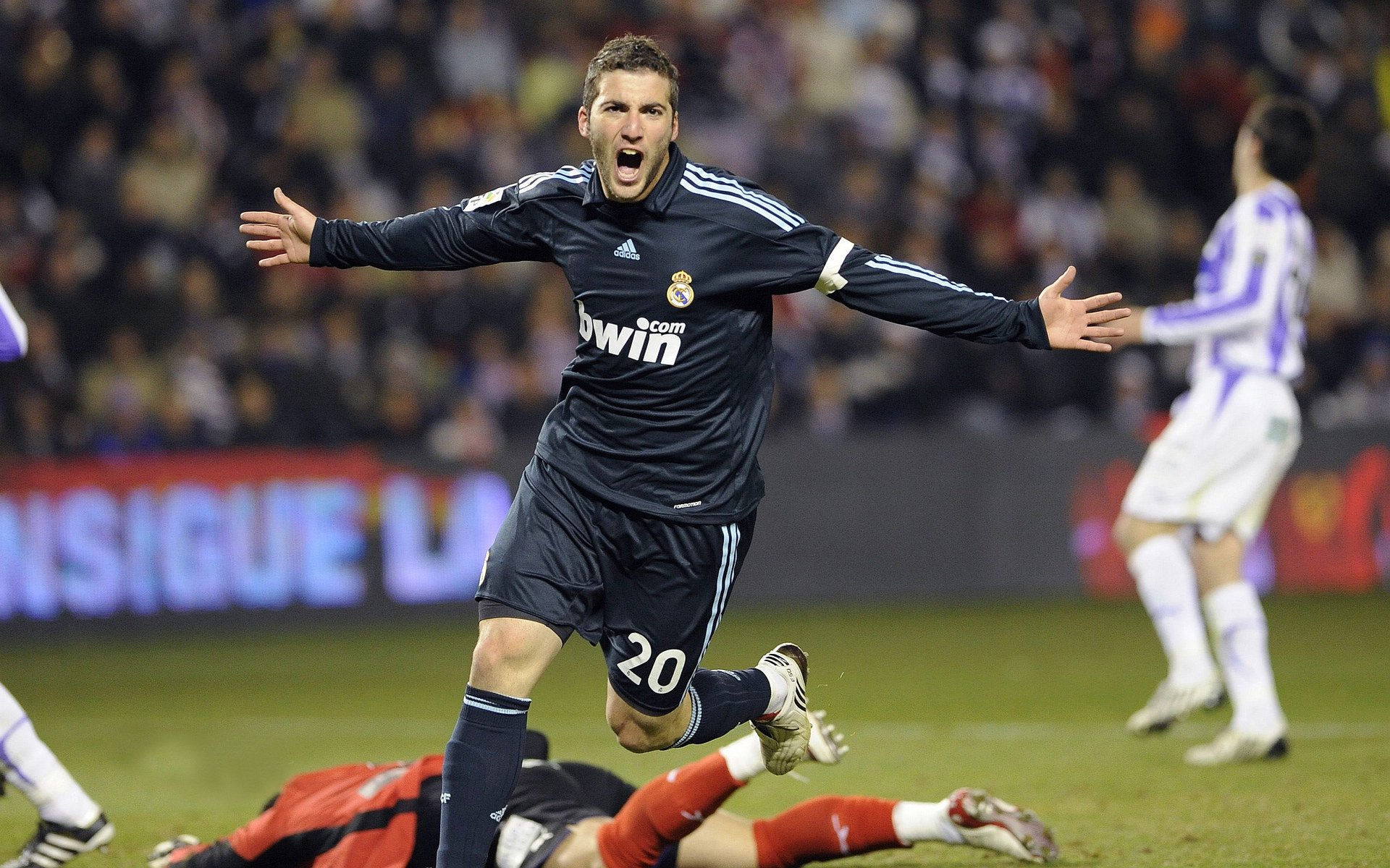 新疆男篮对决NBA活塞,贝恩闪耀大舞台,越是大场面,他越是强得惊人!